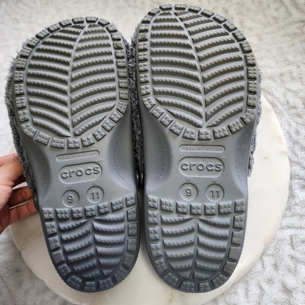 Crocs Classic Fuzz Mania Unisex Faux Fur Clogs Size Men's 9 Women's 11 Grey - Picture 9 of 11